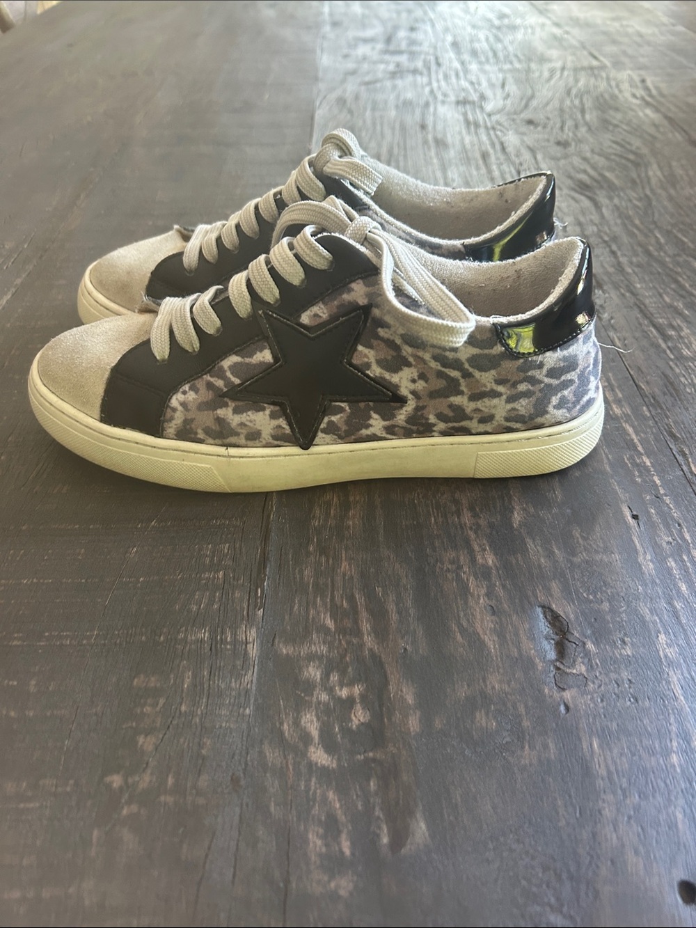 Leopard Print Low-Top Sneakers with Black Star Accent - Gray/Black